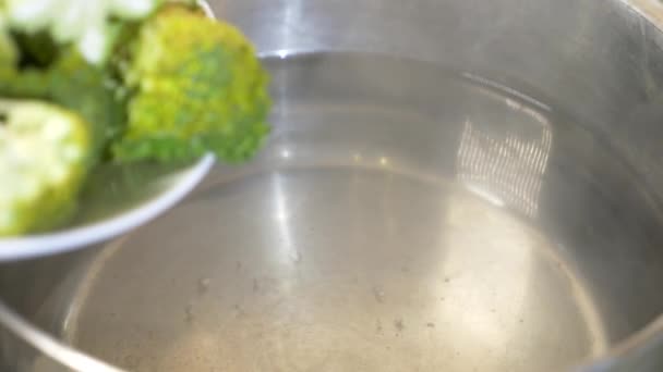Крупним планом. брокколі варити на сковороді з киплячою водою. 4k, повільний рух. копіювання простору — стокове відео