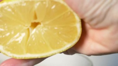 4 k, yavaş hareket, yakın çekim. limon sıkıştırma ver. limon suyu sıkmak