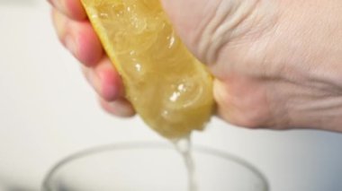 4 k, yavaş hareket, yakın çekim. limon sıkıştırma ver. limon suyu sıkmak