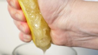 4 k, yavaş hareket, yakın çekim. limon sıkıştırma ver. limon suyu sıkmak