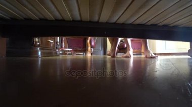 4 k. manzara yatağın altından. Takı yatağın altına düştü. Kadın yatağın altından küpe dışarı alır.