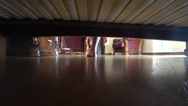 4K, pernas femininas vista de baixo da cama. uma mulher de roupão abre a porta e sai do quarto — Vídeo de Stock