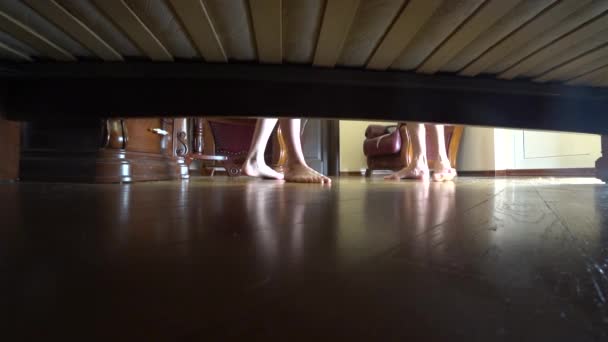 4k, view from under the bed, a couple of man and woman swear. — Stock Video