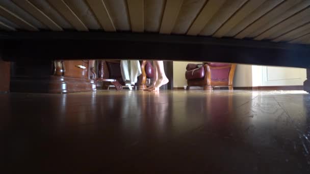 4k, kvinnliga fötter, Visa från under sängen. en kvinna tar av sig kläderna och går till sängs — Stockvideo