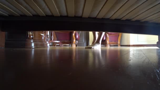 4k. piernas femeninas vista desde debajo de la cama. mujer toma medias — Vídeo de stock