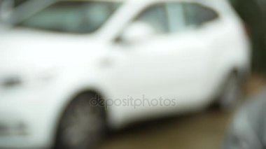 Yandan basın uzaktan kumanda. 4k, araba park yeri. arka plan bulanıklık. yakın çekim, kopya alanı