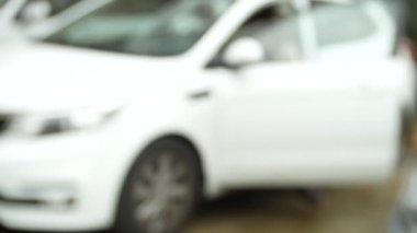 Yandan basın uzaktan kumanda. 4k, araba park yeri. arka plan bulanıklık. yakın çekim, kopya alanı