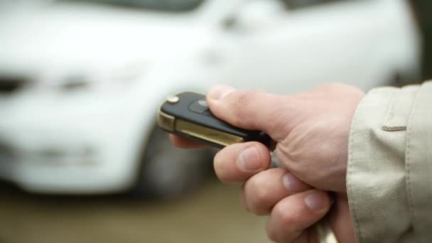 Premere a mano il telecomando. 4k, auto in un parcheggio. sfocatura dello sfondo. primo piano, copiare lo spazio — Video Stock