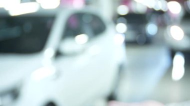 Yandan basın uzaktan kumanda. 4k, araba park yeri. arka plan bulanıklık. yakın çekim, kopya alanı