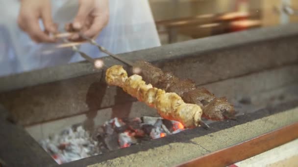美味的羊肉串烤肉串在烧烤。厨师在烧烤架上准备一羊肉串烤肉串。4k. — 图库视频影像