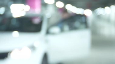 Yandan basın uzaktan kumanda. 4k, araba park yeri. arka plan bulanıklık. yakın çekim, kopya alanı