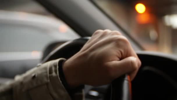 Un hombre conduce un coche al atardecer en la ciudad. luces de una gran ciudad. fondo borroso. 4k — Vídeos de Stock