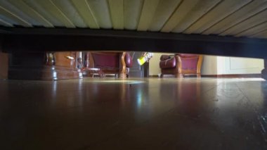 4 k. manzara yatağın altından. Takı yatağın altına düştü. Kadın yatağın altından küpe dışarı alır.