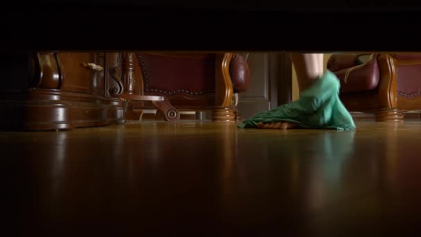 4K, pés femininos, vista de baixo da cama. uma mulher tira a roupa e vai para a cama — Vídeo de Stock