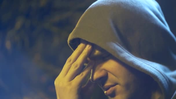 Profil smutný muže s kapucí. detail, pozadí rozostření, rozostření bokeh. 4k — Stock video
