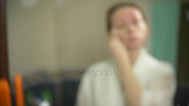 Βρώμικο χρησιμοποιείται βαμβάκι με ίχνη μακιγιάζ. Γυναίκα καθαρισμού προσώπου με μπατονέτα μπροστά από τον καθρέφτη. 4k, αργή κίνηση. γκρο πλαν. θάμπωμα του φόντου. — Αρχείο Βίντεο