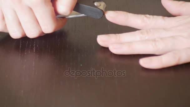Ženské manikúra paže zblízka. Neřežte hřebíky. žena dělá manikúru s nail clipper. 4 k, close-up, pomalý pohyb — Stock video