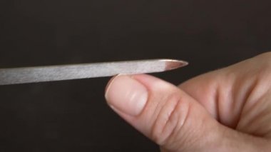 Resim tırnaklar manikür. bir kadının tırnaklarını koyu ahşap bir masa üzerinde kapalı testereleri. 4 k, yakın çekim, ağır çekim