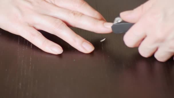 Kobiece manicure ramienia z bliska. Przycinanie gwoździ. kobieta nie manicure z clipper paznokci. 4 k, zbliżenie, zwolnionym tempie — Wideo stockowe
