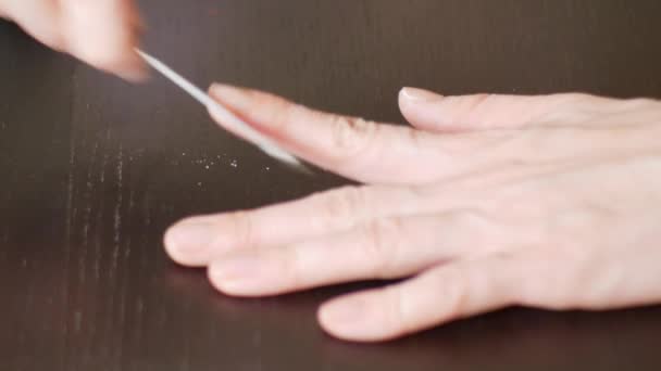 Manucure Peinture ongles. une femme se scie les ongles sur une table en bois sombre. 4k, gros plan, ralenti — Video
