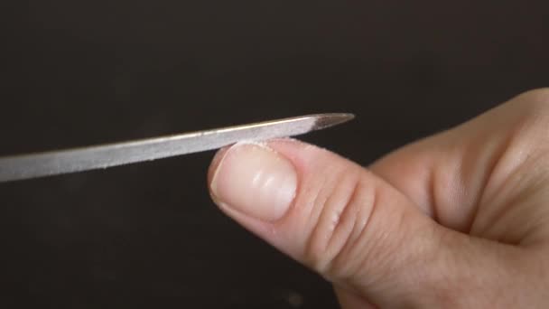 Manucure Peinture ongles. une femme se scie les ongles sur une table en bois sombre. 4k, gros plan, ralenti 