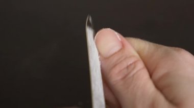 Resim tırnaklar manikür. bir kadının tırnaklarını koyu ahşap bir masa üzerinde kapalı testereleri. 4 k, yakın çekim, ağır çekim