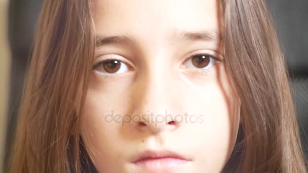 Joven chica triste mira a la cámara. 4k — Vídeo de stock