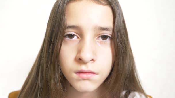 Fiatal szomorú lány úgy néz ki, a kamera. 4 k. lassú mozgás — Stock videók