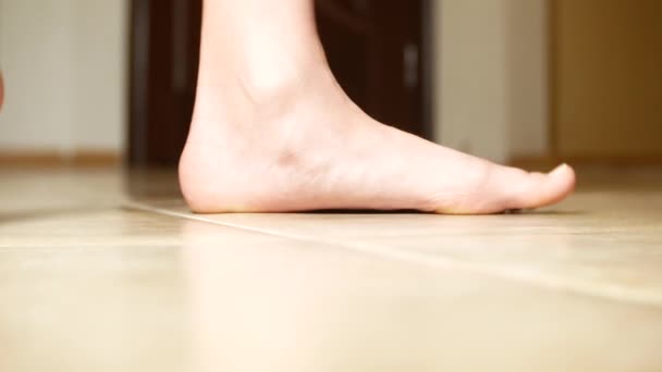 Close-up van voet met platte voeten. 4k, kopie ruimte — Stockvideo