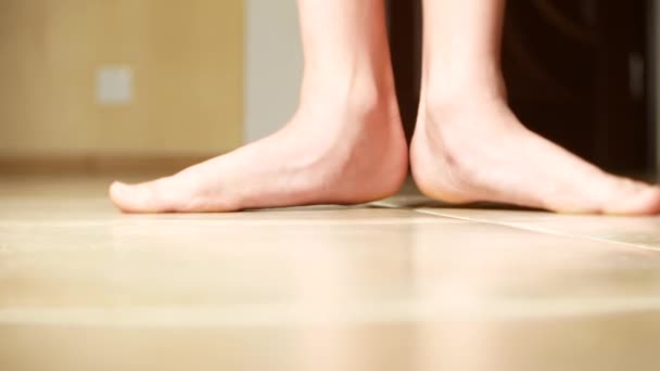 Close-up de pé com pés chatos. 4k, espaço de cópia — Vídeo de Stock