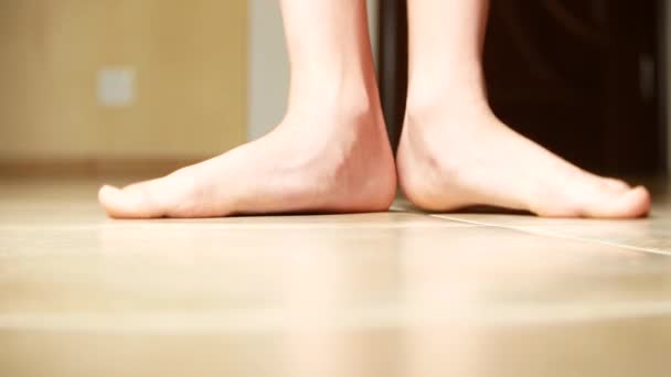 Close-up de pé com pés chatos. 4k, espaço de cópia — Vídeo de Stock