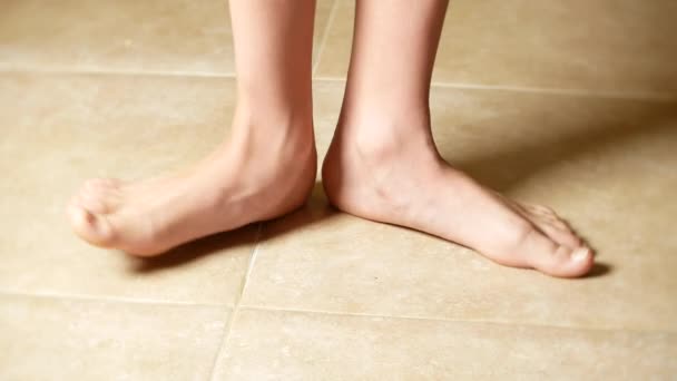 Close-up van voet met platte voeten. 4k, kopie ruimte — Stockvideo