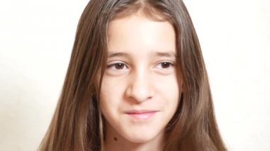 Genç neşeli kız kameraya benziyor. gülümseme closeup 4k