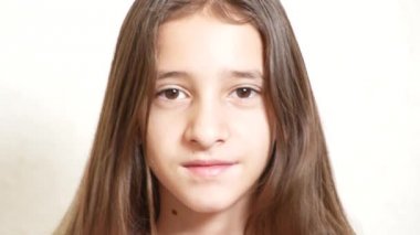 Genç neşeli kız kameraya benziyor. gülümseme closeup 4k