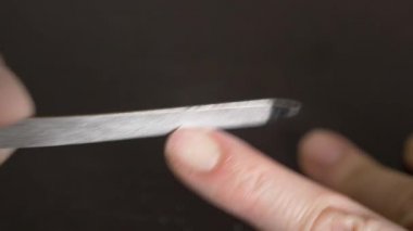 Resim tırnaklar manikür. bir kadının tırnaklarını koyu ahşap bir masa üzerinde kapalı testereleri. 4 k, yakın çekim, ağır çekim