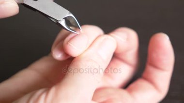 Görünümü kadar eller manikür yakın. Kesme kenar pürüzleri. bir kadın kendini bir manikür, tırnak kırpma makası yardımıyla yapar. 4 k, yakın çekim, ağır çekim