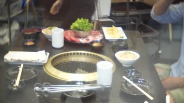 Bulgogi, restoranda Korece Barbekü yiyecek. Barbekü, 4 k, yakın çekim ızgara masada Çin restoranında yemek
