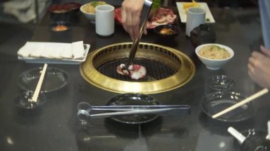 Bulgogi, restoranda Korece Barbekü yiyecek. Barbekü, 4 k, yakın çekim ızgara masada Çin restoranında yemek