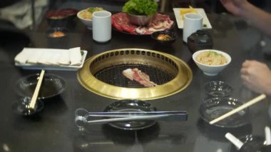 Bulgogi, restoranda Korece Barbekü yiyecek. Barbekü, 4 k, yakın çekim ızgara masada Çin restoranında yemek