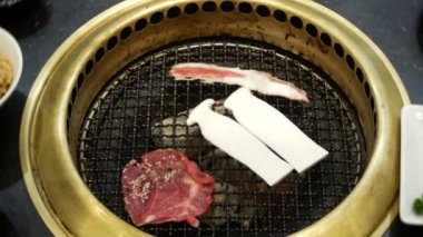 Bulgogi, restoranda Korece Barbekü yiyecek. Barbekü, 4 k, yakın çekim ızgara masada Çin restoranında yemek