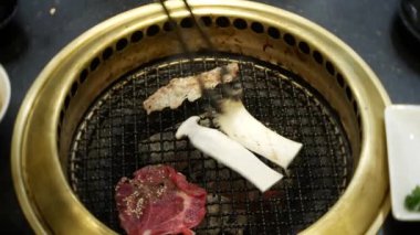 Bulgogi, restoranda Korece Barbekü yiyecek. Barbekü, 4 k, yakın çekim ızgara masada Çin restoranında yemek