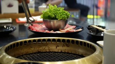 Bulgogi, restoranda Korece Barbekü yiyecek. Barbekü, 4 k, yakın çekim ızgara masada Çin restoranında yemek