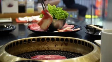 Bulgogi, restoranda Korece Barbekü yiyecek. Barbekü, 4 k, yakın çekim ızgara masada Çin restoranında yemek
