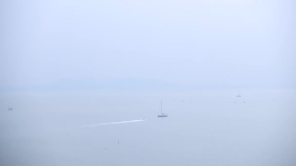 Lontano in mare barche a vela e navi all'orizzonte. 4k . — Video Stock