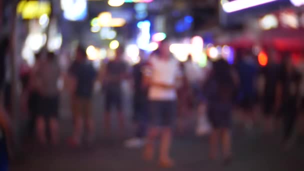 El movimiento de peatones irreconocibles caminando por la ciudad por la noche. Fondo de calle. 4k, borroso — Vídeo de stock