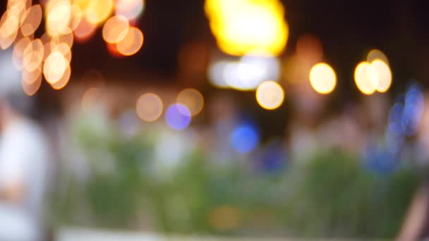 le mouvement de piétons méconnaissables marchant dans la ville la nuit. Dans la rue. 4k, flou 