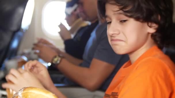 Enfants, les passagers de l'avion mangent des sandwichs pendant le vol. 4k — Video