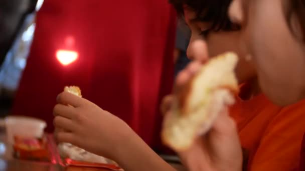 enfants, les passagers de l'avion mangent des sandwichs pendant le vol. 4k 