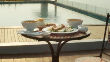 Tayland mutfağı yemekleri. havuzun yanında 4 k. tablo. Havuzun yanında Tay geleneksel yemek