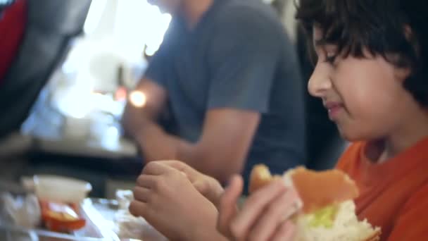 Bambini, passeggeri dell'aereo mangiano panini durante il volo. 4k — Video Stock